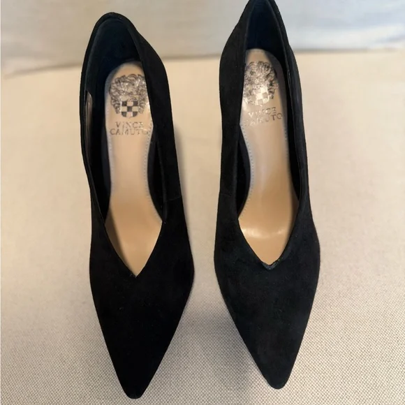 Vince Camuto Suede Pumps Black
One worn to try on. Too small for me. Pristine. - Picture 1 of 9